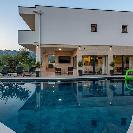 別荘 Rawna ロバニスカ